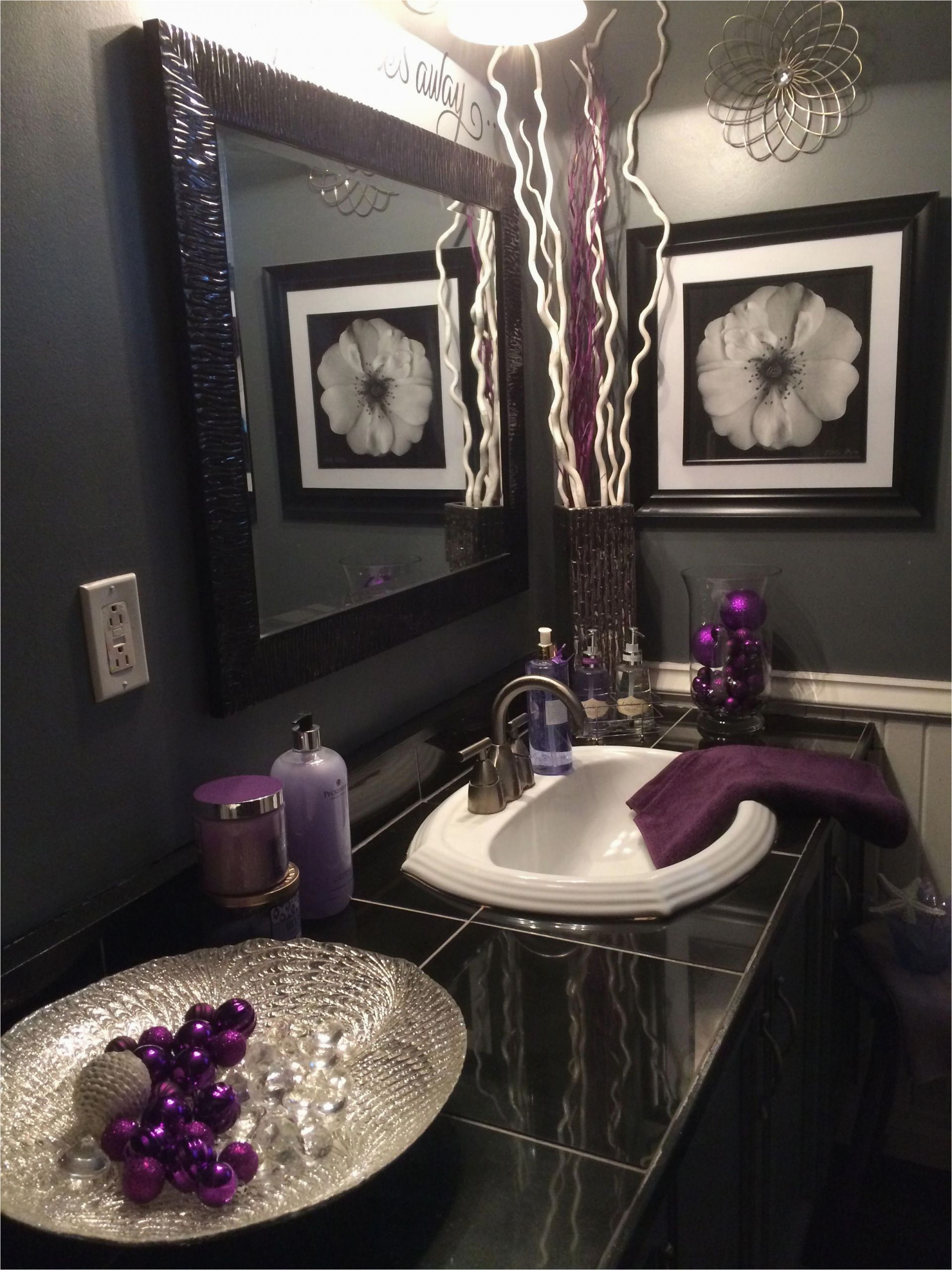 Badezimmer Deko Lila Black and Grey Bathroom with Lavender Accents