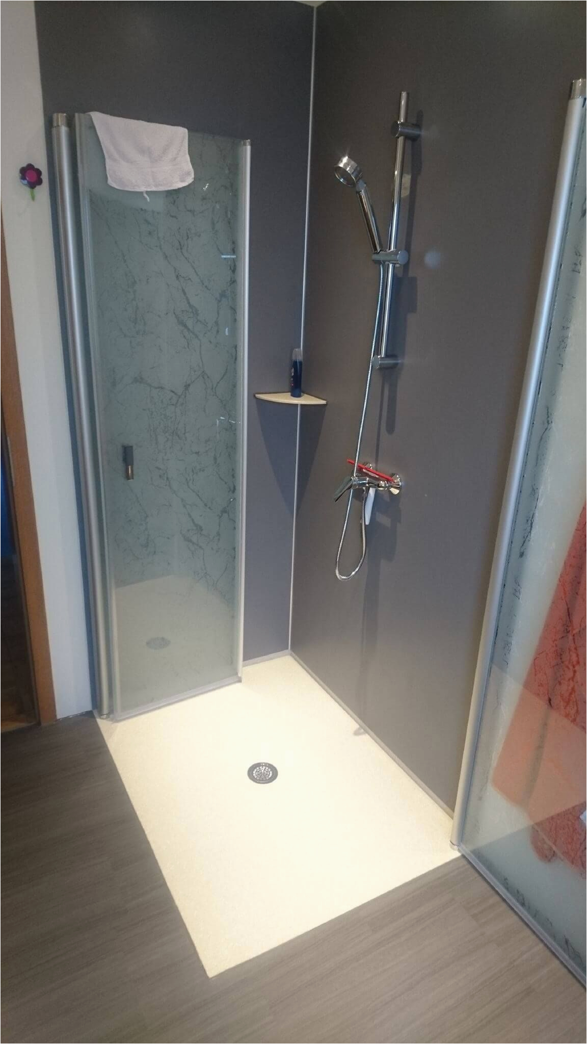 Badezimmer Fliesen Ersatz Komplettbadsanierung Mit Designboden In Holzoptik