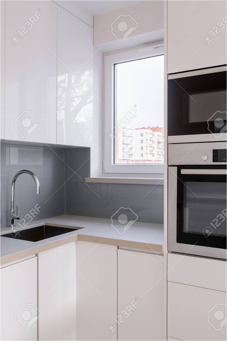 Graue Küche Mit Schwarzer Arbeitsplatte Fliesen Kuche Grau