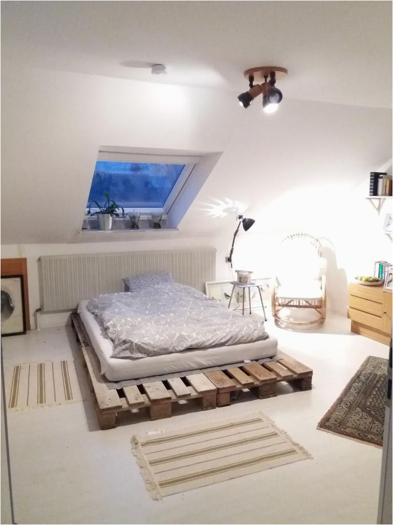 Schlafzimmer Dachschrage Qm Diy Palettenbett Für Einen Gemütlichen Schlafbereich Diy