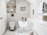 Badezimmer Fliesen Austauschen Geblümter Sessel Im Badezimmer