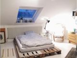 Schlafzimmer 8 Qm Einrichten Diy Palettenbett Für Einen Gemütlichen Schlafbereich Diy