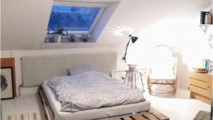 Schlafzimmer Dachschrage Qm Diy Palettenbett Für Einen Gemütlichen Schlafbereich Diy