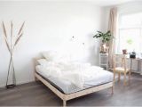 Schlafzimmer Einrichten Minimalistisch Schönes Helles Schlafzimmer Mit Großem Fenster