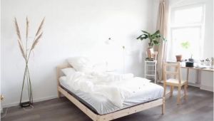 Schlafzimmer Einrichten Minimalistisch Schönes Helles Schlafzimmer Mit Großem Fenster