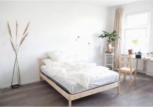 Schlafzimmer Einrichten Minimalistisch Schönes Helles Schlafzimmer Mit Großem Fenster