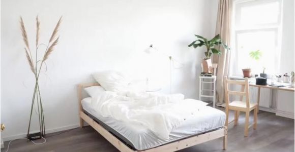 Schlafzimmer Einrichten Minimalistisch Schönes Helles Schlafzimmer Mit Großem Fenster