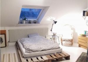 Schlafzimmer Wie Hotelzimmer Einrichten Diy Palettenbett Für Einen Gemütlichen Schlafbereich Diy